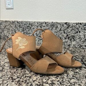 Elegant Tan Women's Heels with Embroidered Rose